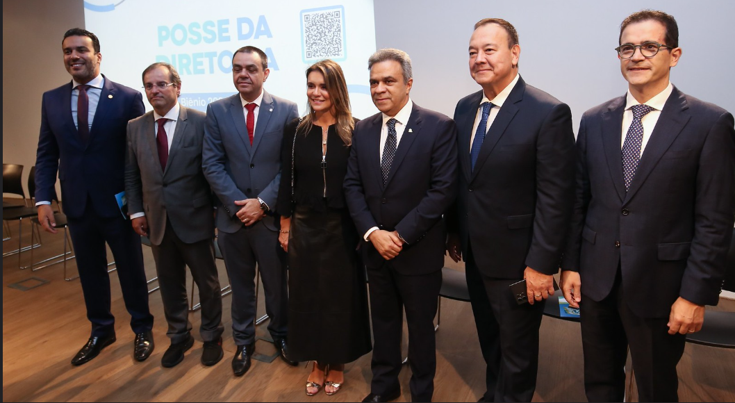 Conselheiro Ivan Bonilha com o restante da nova diretoria da Atricon, na sede do TCU, em Brasília