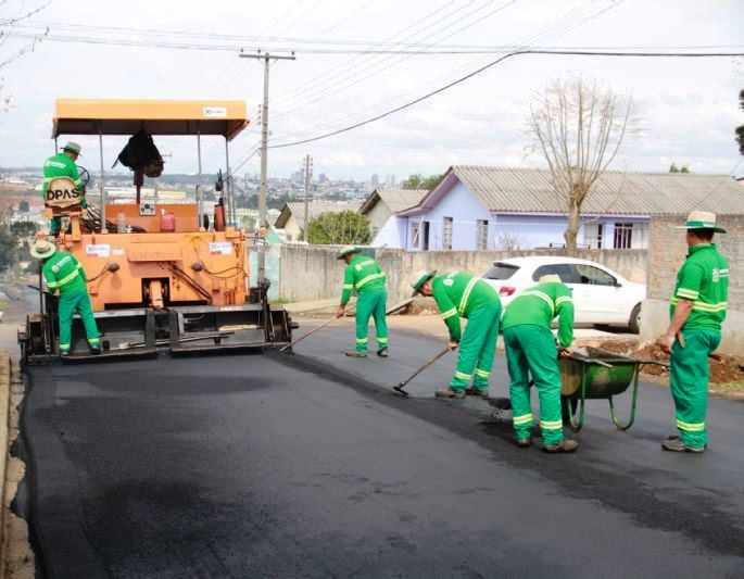 Obra de pavimentação executada pela Companhia de Serviços de Urbanização de Guarapuava (Surg). Foto: Prefeitura de Guarapuava/Divulgação