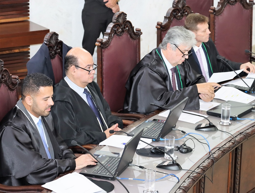 O conselheiro Maurício Requião (terceiro a partir da esquerda), relata processo em sessão do Tribunal Pleno do TCE-PR. Foto: Fabiano Contador/Divulgação TCE-PR