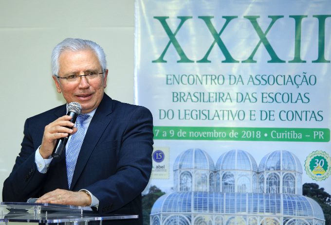 O presidente do TCE-PR, conselheiro Durval Amaral, faz a abertura do 32º Encontro da Associação Brasileira das Escolas do Legislativo e de Contas (Abel). Foto: Wagner Araújo/Divulgação TCE-PR