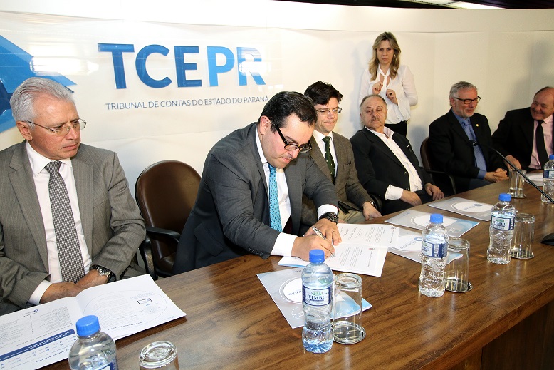 Presidente o TCE-PR, Ivan Bonilha, assina o termo de cooperação para aprimoramento do "Portal Informação Para Todos" (Foto: Wagner Araújo/Divulgação TCE-PR)