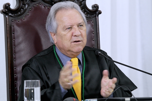O conselheiro Nestor Baptista preside sessão da Primeira Câmara do TCE-PR. Foto: Wagner Araújo/Divulgação TCE-PR