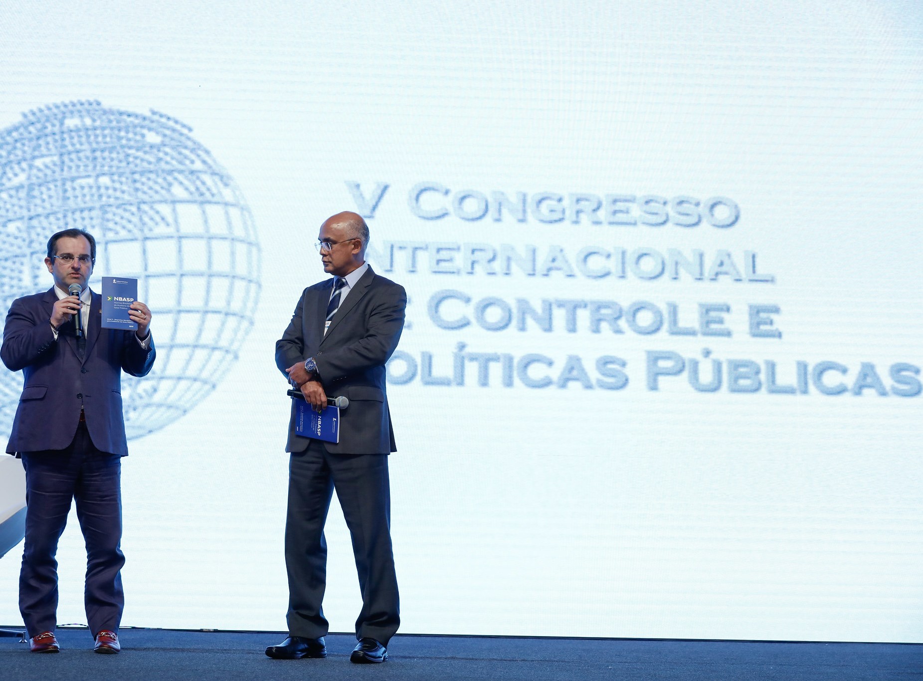 Os conselheiros Ivan Bonilha (TCE-PR), presidente do IRB, e  Inaldo Araújo (TCE-BA) fazem o lançamento das Normas Brasileiras de Auditoria do Setor Público de Nível 3 (NBasp 3), durante o 1º Congresso Internacional dos Tribunais de Contas, em Foz do Iguaçu. Foto: Wagner Araújo/Divulgação TCE-PR