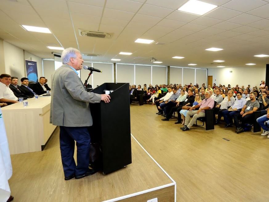 O presidente do TCE-PR, conselheiro Nestor Baptista, discursa na abertura do curso sobre a Prestação de Contas municipal de 2019, realizado em Umuarama. Foto: Wagner Araújo/Divulgação TCE-PR