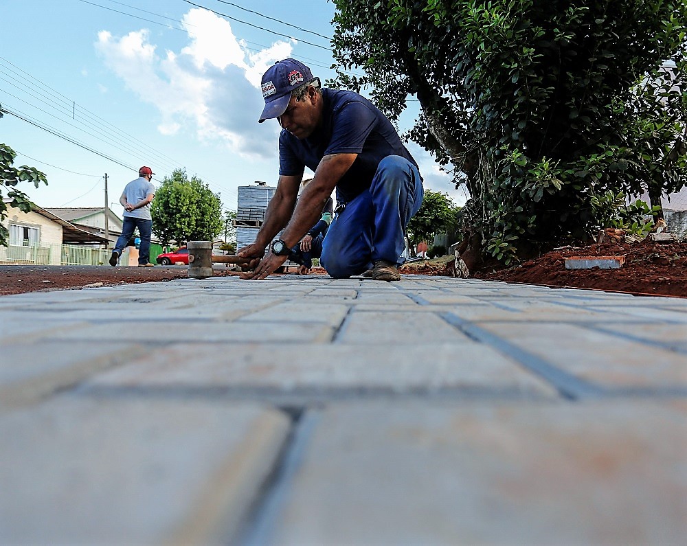 Obra de calçamento no município de Braganey (Região Oeste), executada com recursos do Programa Paraná Urbano, cofinanciado pelo Banco Interamericano de Desenvolvimento (BID).  Foto: Jonathan Campos/Agência Estadual de Notícias