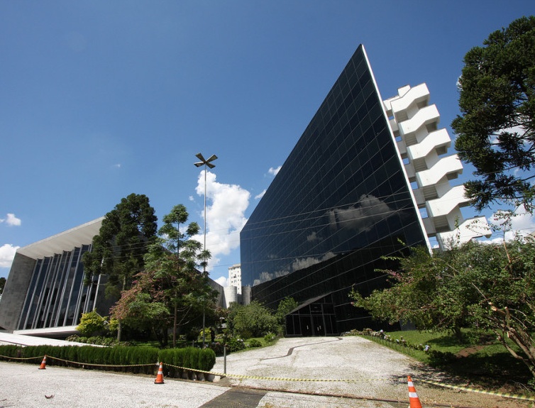 Sede da Assembleia Legislativa do Estado do Paraná (Alep-PR), localizada no bairro Centro Cívico, em Curitiba. Foto: Divulgação/Alep-PR