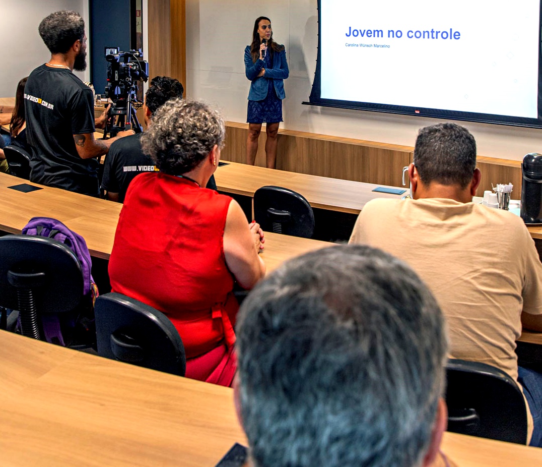 A auditora de controle externo Carolina Marcelino ministra palestra para coordenadores da Seed-PR, em capacitação do Programa Jovem no Controle. Foto: Mauro Beghetto Penteado/TCE-PR