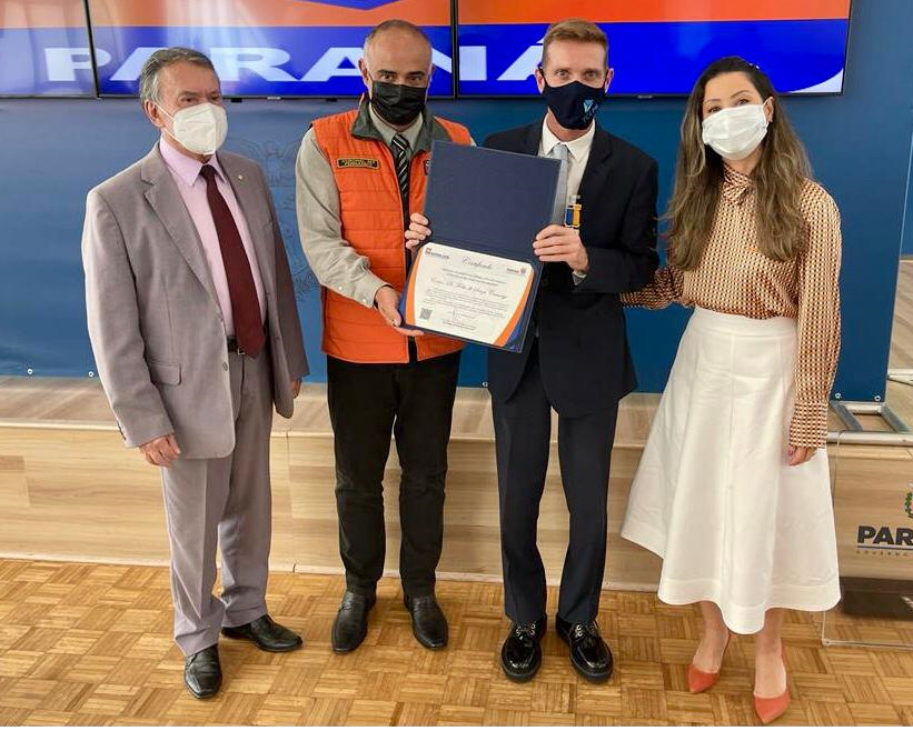 Da esquerda para a direita: o procurador do Ministério Público Estadual Olympio de Sá Sotto Maior Neto; o coordenador estadual da Defesa Civil, coronel Fernando Schunig; o presidente do TCE-PR, conselheiro Fabio Camargo; e a primeira-dama do Estado, Luciana Saito Massa. Foto: Divulgação TCE-PR