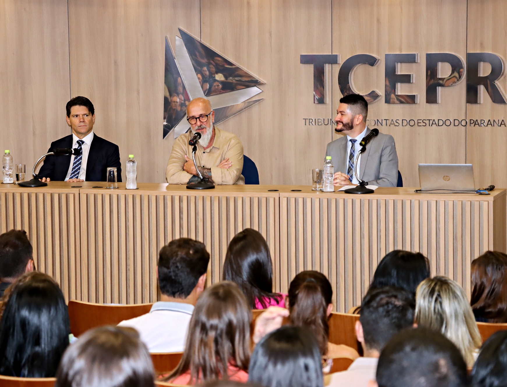 Da esquerda para a direita: os conselheiros Ivens Linhares e Fernando Guimarães, respectivamente vice-presidente e presidente, e o ouvidor do TCE-PR, Patrick Machado, na abertura do Ouvidora Day 2024. Foto: Fabiano Contador/TCE-PR