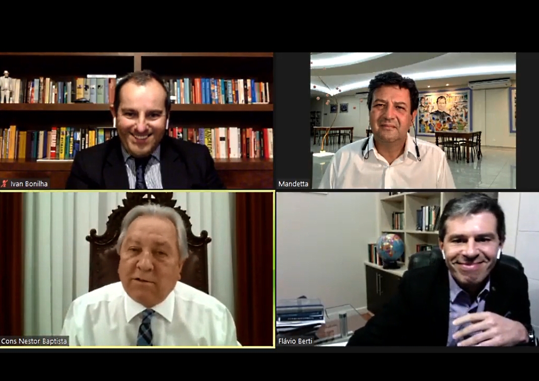 O ex-ministro da Saúde Luiz Henrique Mandetta participa de debate com o presidente do TCE-PR, conselheiro Nestor Baptista; o conselheiro Ivan Bonilha, presidente do Instituto Rui Barbosa; e o procurador do Ministério Público de Contas do Paraná Flávio Berti.