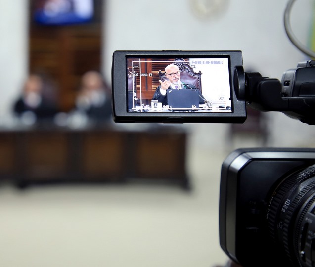 O conselheiro Fernando Guimarães relata processo em sessão do Tribunal Pleno, transmitida ao vivo pelo portal e pelas redes sociais do TCE-PR. Foto: Wagner Araújo/Divulgação TCE-PR