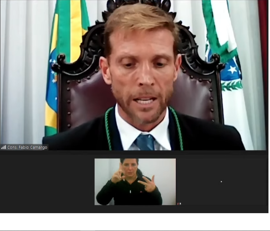 Tradução para Libras, a Língua Brasileira de Sinais, da sessão ordinária nº 10/2021 do Tribunal Pleno, realizada por videoconferência em 28 de abril, sob a presidência do conselheiro Fabio Camargo. Imagem: Reprodução/YouTube