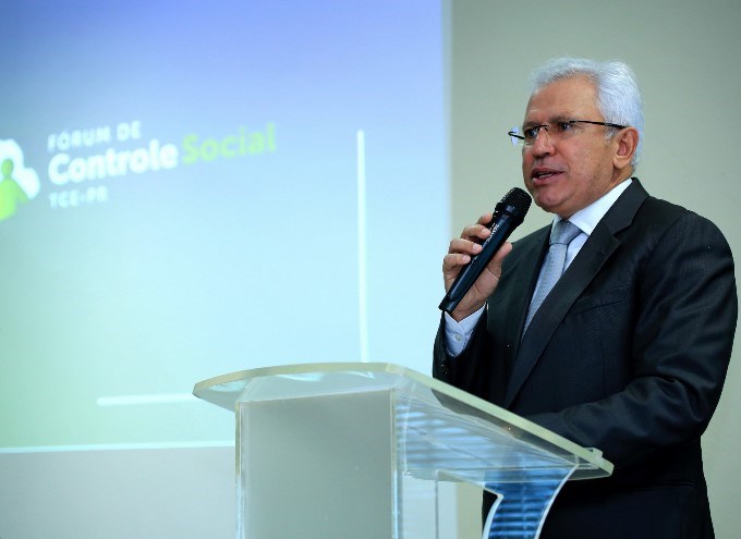 O presidente do TCE-PR, conselheiro Durval Amaral, faz a abertura da 7ª edição do Fórum de Controle Social, realizado em Maringá, em 25 de abril. Foto: Wagner Araújo/Divulgação TCE-PR