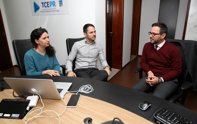 O coordenador de Execuções do TCE-PR, Marcelo Lopes (à direita), atende os visitantes do TCE-PE: Glória Fraga e  Fábio Buchmann, envolvidos na implantação do processo eletrônico naquela corte de contas. Foto: Wagner Araújo/Divulgação TCE-PR
