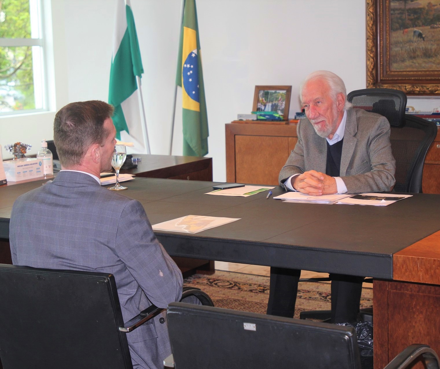 O vice-governador, Darci Piana, recebe em seu gabinete o presidente do TCE-PR, conselheiro Fabio Camargo. Foto: Edilson Peruceli/Divulgação TCE-PR