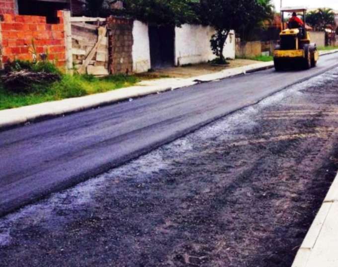 Serviço de pavimentação de rua em Guaratuba, no Litoral do Estado. Foto: Prefeitura de Guaratuba/Divulgação