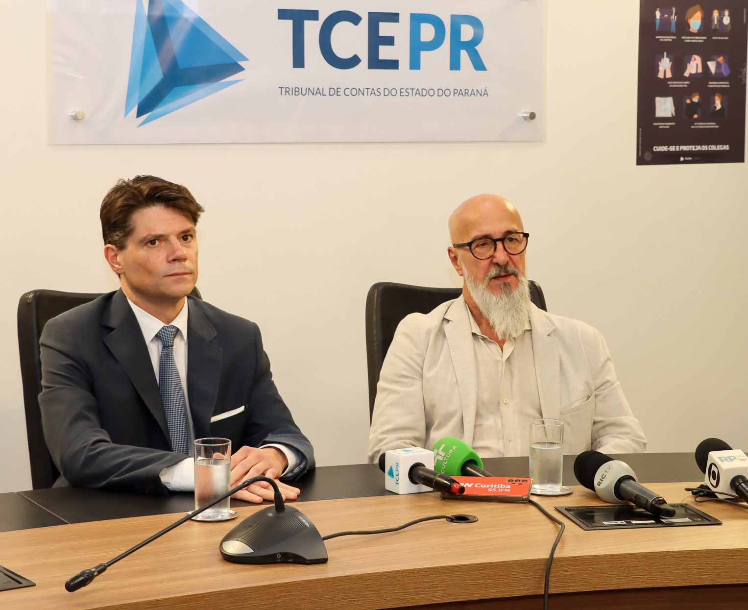 Os conselheiros Fernando Guimarães (à direita) e Ivens Linhares, respectivamente presidente e vice-presidente do TCE-PR, apresentam à imprensa o diagnóstico elaborado pelo Programa de Avaliação de Contas Municipais de Governo (ProGov). Foto: Fabiano Contador/Divulgação TCE-PR
