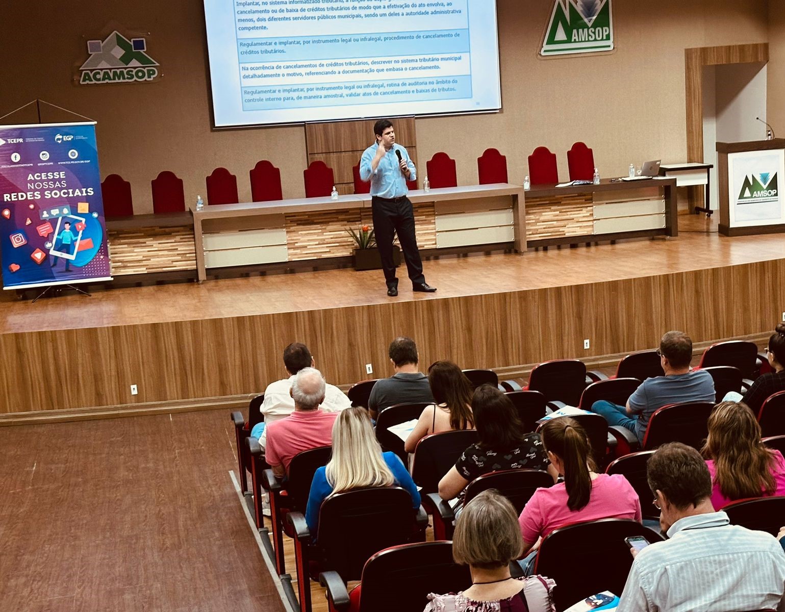 Helton Kramer Lustoza, procurador do Estado do Paraná, ministra o curso Receita Tributária Municipal e Estruturação da Dívida Ativa, realizado em Francisco Beltrão pela Escola de Gestão Pública do TCE-PR. Foto Marcelo Lancia/Divulgação TCE-PR