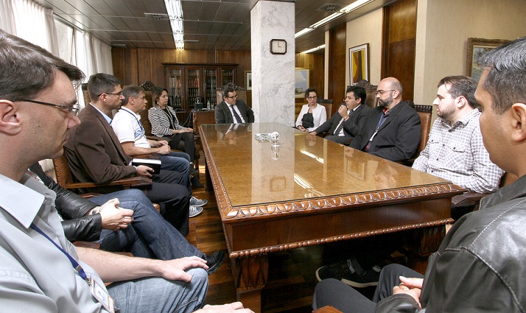 Conselheiro Ivan Bonilha, presidente do TCE-PR, recebe os responsáveis pelo desenvolvimento e implantação do novo procedimento de exclusão de remessas e alterações de informação no SIM-AM