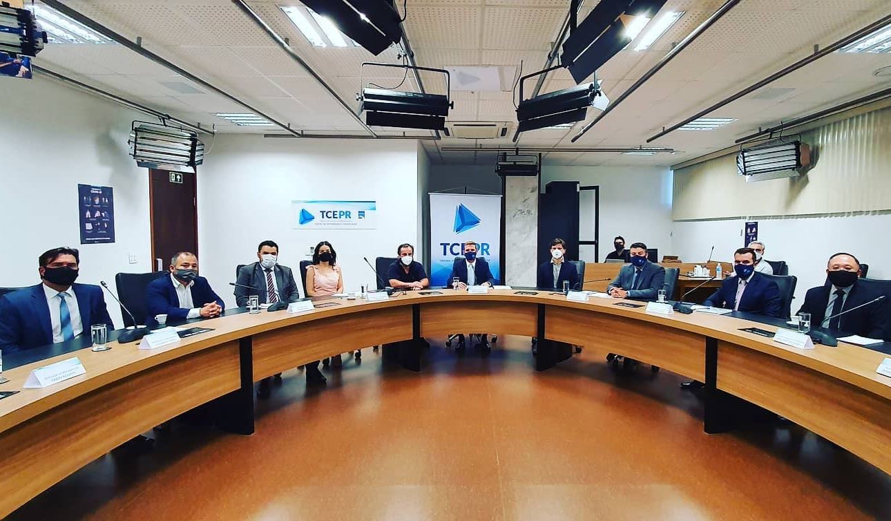 A equipe do TCE-PR que participou de reunião por videoconferência com o ministro da Ciência, Tecnologia e Inovações, Marcos Pontes, para debater o uso de imagens de satélite na fiscalização de obras públicas no Paraná. Foto: Dilton Leandro Vaz/Divulgação TCE-PR