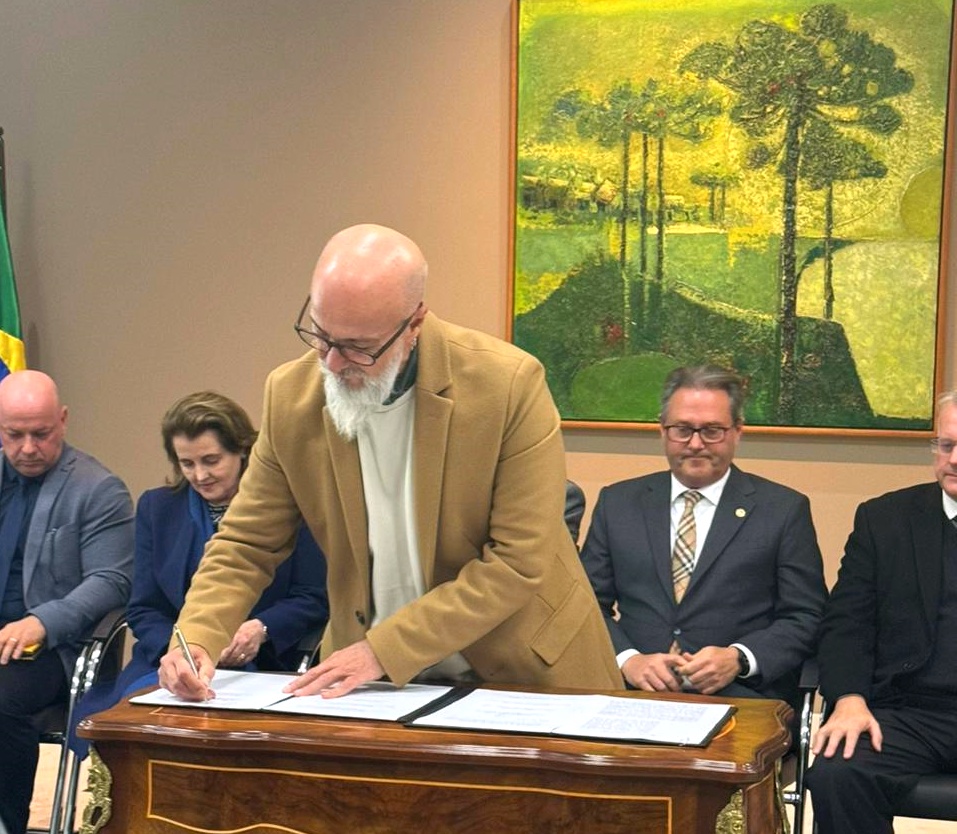 O presidente, conselheiro Fernando Guimarães, assina o termo de adesão do TCE=PR à Rede de Inovação do Setor Público do Paraná (Rede Inova PR). Foto: Tribunal de Justiça do Estado do Paraná (TJ-PR)