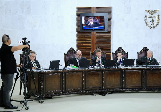 O conselheiro Fabio Camargo relata processo em sessão do Pleno, transmitida ao vivo pelo portal e as redes sociais do TCE-PR. Foto: Wagner Araújo/Divulgação TCE-PR