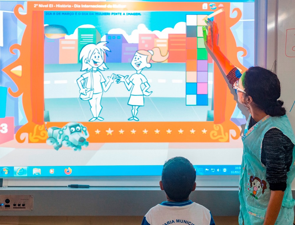 A utilização de recursos tecnológicos, como a lousa digital, é cada vez mais comum nas redes públicas de educação. Foto: Divulgação