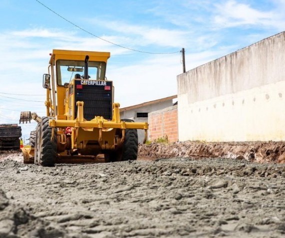 Obra de pavimentação executada pela Prefeitura de Paranaguá, no Litoral do Paraná. Foto: Prefeitura de Paranaguá/Divulgação
