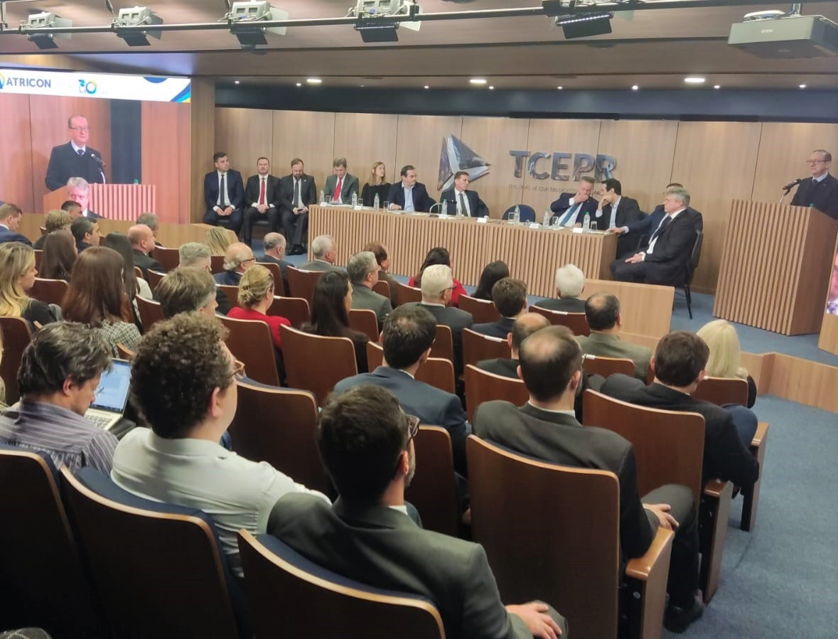 O presidente da Associação dos Membros dos Tribunais de Contas do Brasil (Atricon), Cezar Miola, se pronuncia na abertura do Encontro Regional Sul em comemoração aos 30 anos da entidade, realizado no TCE-PR, em Curitiba. Foto: Edilson Peruceli/Divulgação TCE-PR