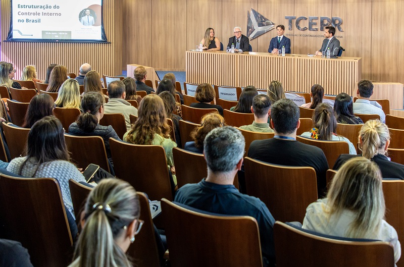 Mesa de abertura do evento "Diálogos com o MPC-PR", relizado em 16 de maio, que debateu a Estruturação do Controle Interno no Brasil e teve a participação do presidente do TCE-PR, conselheiro Ivens Linhares. Foto: Mauro Beghetto Penteado/TCE-PR