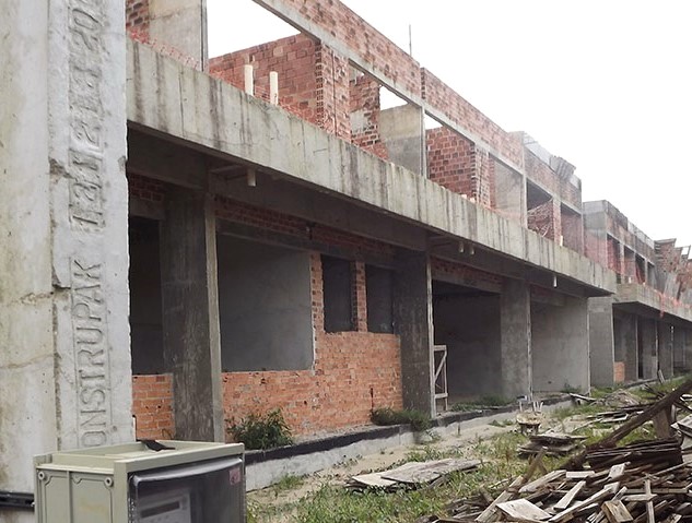 Obra estadual abandonada em Matinhos (Litoral do Estado), que deveria abrigar um quartel do Corpo de Bombeiros. Foto: Divulgação
