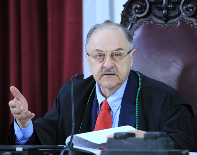 O conselheiro Artagão de Mattos Leão relata processo em sessão do Pleno do TCE-PR. Foto: Wagner Araújo/Divulgação TCE-PR