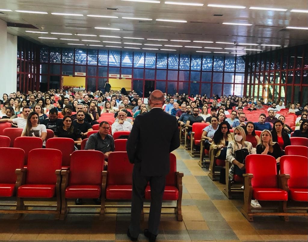 O auditor de controle externo Gihad Menezes ministra palestra no curso sobre a Nova Lei de Licitações, realizado em Foz do Iguaçu. Foto: Divulgação/TCE-PR