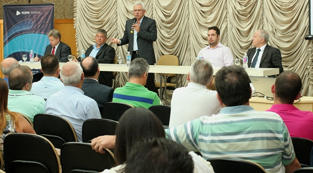 O presidente do TCE-PR, conselheiro Durval Amaral, faz a abertura do ciclo de seminários sobre o Início de Mandato Municipal, em Londrina. Foto: Wagner Araújo/Divulgação TCE-PR