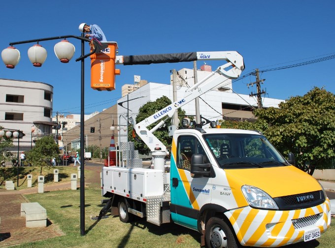 Equipe de trabalho da Sercomtel Iluminação S/A, empresa encarregada da iluminação pública de Londrina. Foto: Divulgação