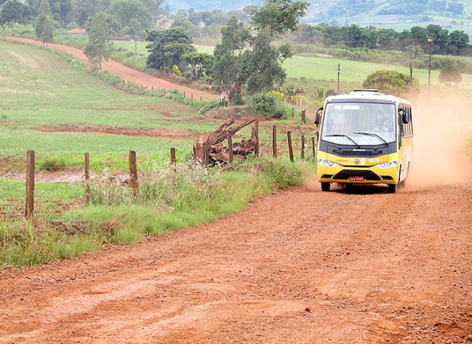 Ônibus escolar trafega na Estrada de Guairacá, na zona rural de Londrina. Foto: Divulgação