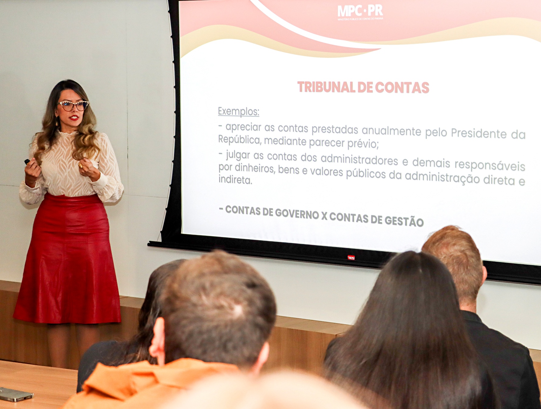 "Diálogos com o MPC-PR": a assessora jurídica Renata Brindaroli Zelinski ministra palestra para estudantes de Direito da Univel, de Cascavel. Foto: Fabiano Contador/TCE-PR