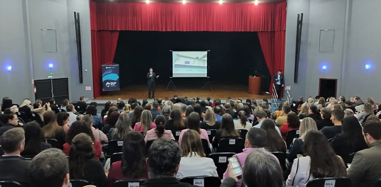 O auditório do Teatro Municipal Eunice Sartori, em Francisco Beltrão, recebeu cerca de 400 participantes para o curso sobre a Nova PCA Municipal. Foto: TCE-PR/Divulgação