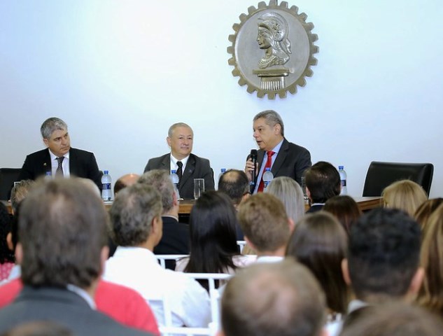 O diretor jurídico do TCE-PR, Mário Vitor dos Santos, mediou os três painéis de debates em evento no Crea-PR