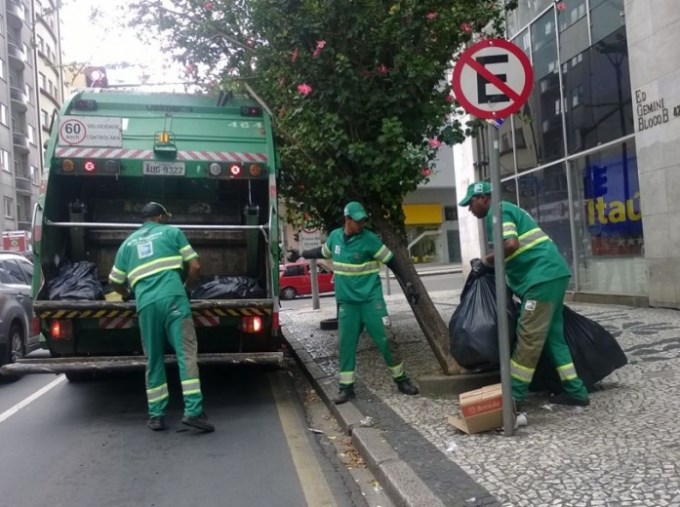 Serviço de coleta de lixo no Centro de Curitiba. Foto: Portal Paraná Online