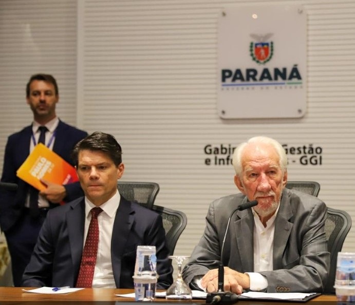 O presidente do Tribunal de Contas do Estado do Paraná, conselheiro Ivens Linhares, e o vice-governador Darci Piana durante ato de assinatura de protocolo de intenções que possibilitará ao TCE-PR firmar um Termo de Cooperação Técnica com o Comitê Gestor BIM