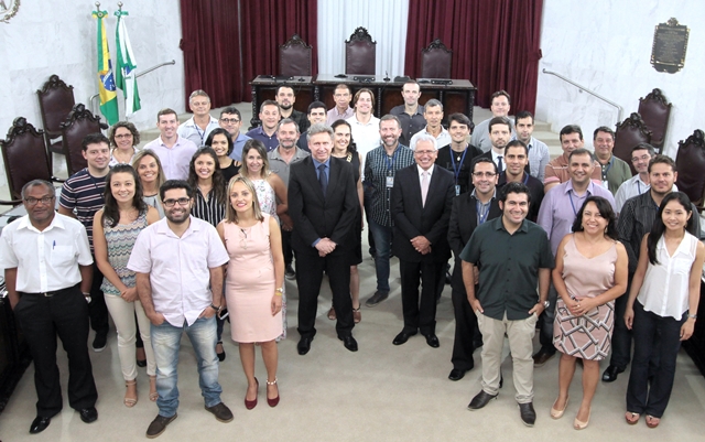 Parte da equipe de servidores que atuou no Plano Anual de Fiscalização (PAF) em 2017, com o presidente, conselheiro Durval Amaral, e o coordenador-geral de Fiscalização do TCE-PR, Mauro Munhoz (ao centro). Foto: Wagner Araújo/Divulgação TCE-PR