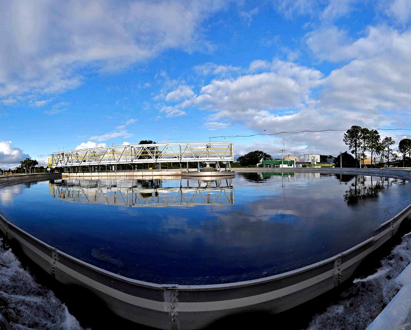 Estação de Tratamento de Esgoto Belém, em Curitiba, a maior da Companhia de Saneamento do Paraná (Sanepar): poder público deve assegurar fornecimento de água tratada e acesso a esgotamento sanitário à população. Foto: Albari Rosa/Agência Estadual de Notícias (AEN)