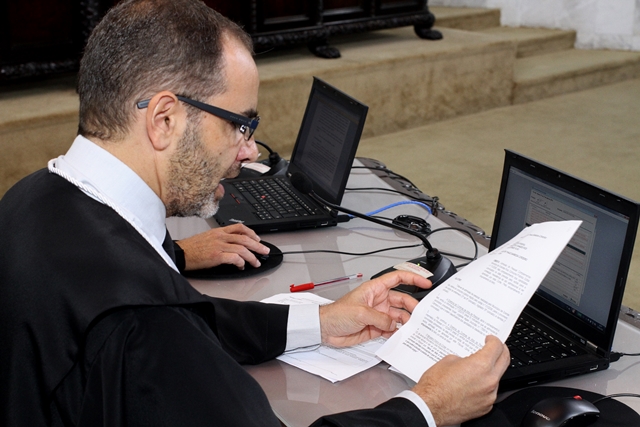 O auditor Thiago Barbosa Cordeiro relata processo em sessão deliberativa do TCE-PR. Foto: Wagner Araújo/Divulgação TCE-PR