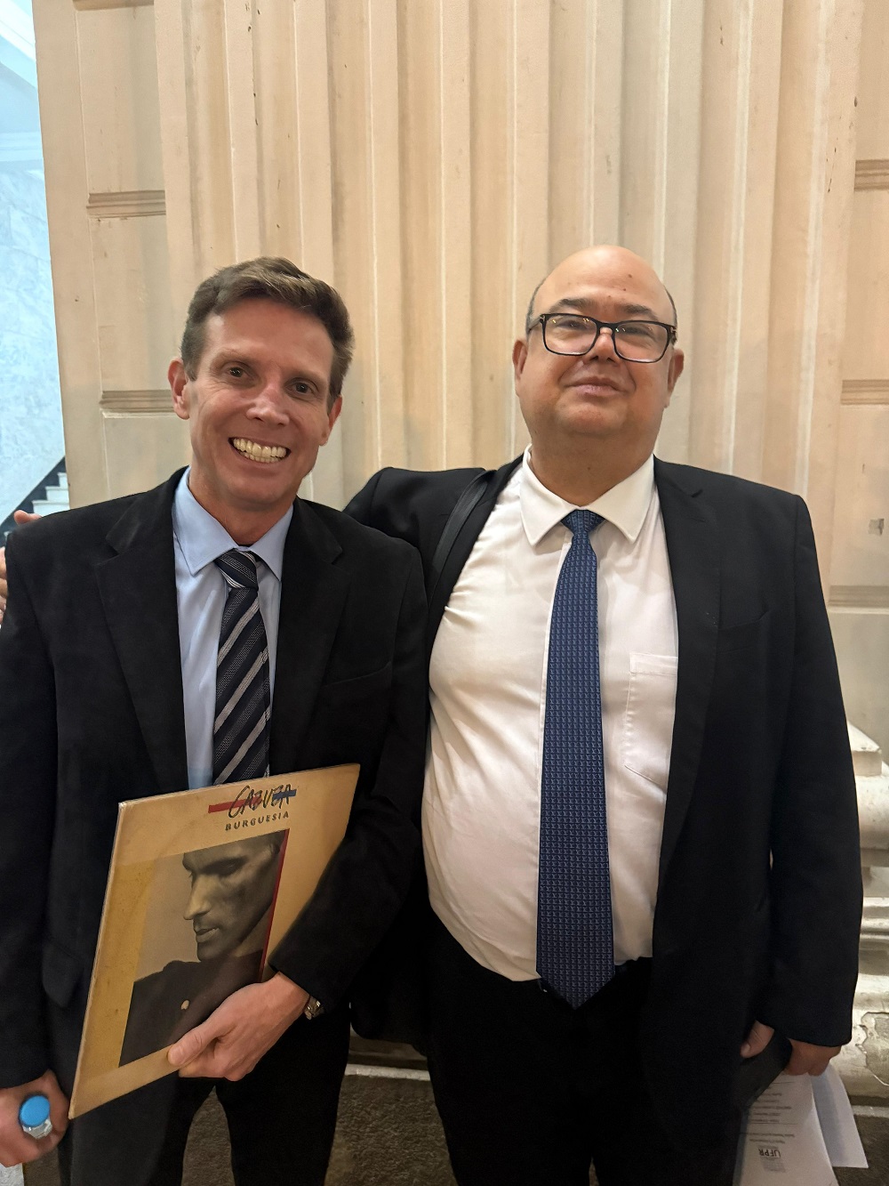 O conselheiro do Tribunal de Contas do Estado do Paraná (TCE-PR) Fabio Camargo ao lado do conselheiro-substituto Sérgio Ricardo Valadares Fonseca durante palestra sobre lawfare realizara no curso de Direito da Universidade Federal do Paraná (UFPR) nesta quinta-feira (25 de setembro)