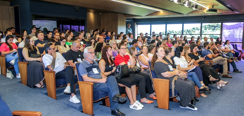 Participantes da capacitação de secretários municipais de Saúde para a Prestação de Contas Anual (PCAs), de acordo com as regras do Programa de Avaliação de Contas Municipais de Governo (ProGov), realizada em Curitiba. Foto: Mauro Beghetto Penteado/TCE-PR