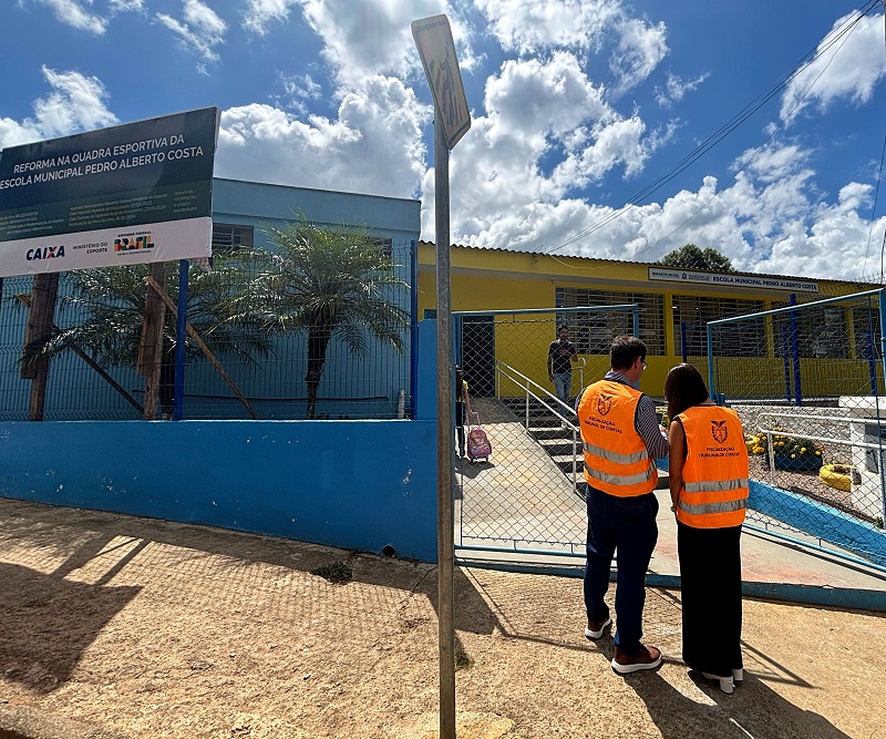 Servidores do TCE-PR executam fiscalização sobre manutenção e conservação em escola municipal de Bocaiúva do Sul (Região Metropolitana de Curitiba), em auditoria do PAF 2024-2025. Foto: TCE-PR/Divulgação