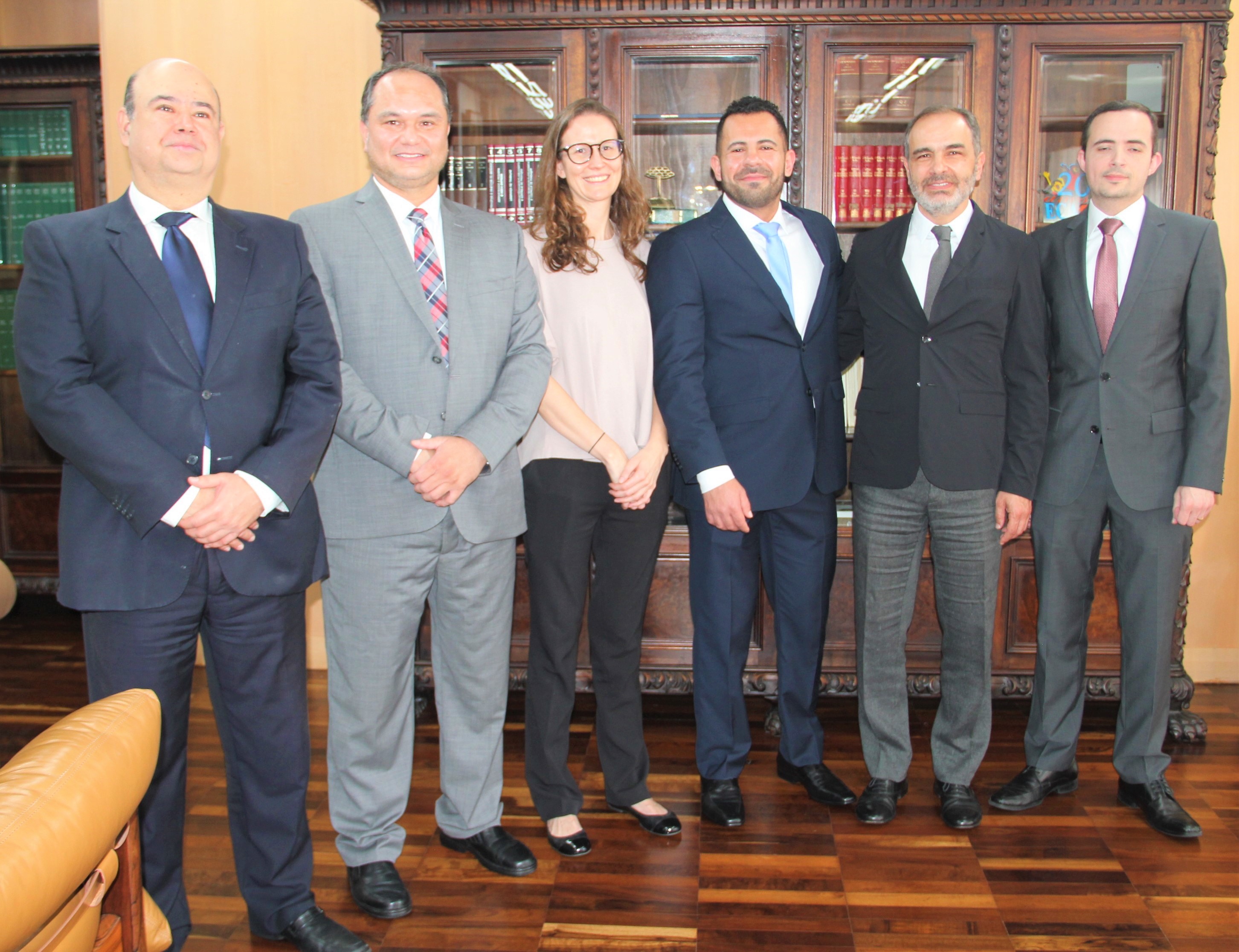 Da esquerda para a direita, os conselheiros-substitutos Sérgio Valadares Fonseca, Livio Sotero Costa, Muryel Hey, José Maurício de Andrade Neto, Thiago Barbosa Cordeiro e Tiago Alvarez Pedroso. Foto: Edilson Peruceli/Divulgação TCE-PR