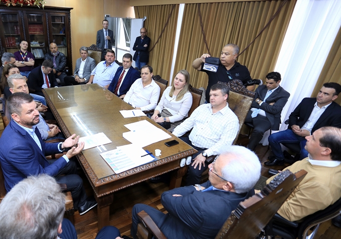 O presidente, conselheiro Durval Amaral, e técnicos do TCE-PR reunidos com presidentes de associações de municípios do Paraná. Foto: Wagner Araújo/Divulgação TCE-PR