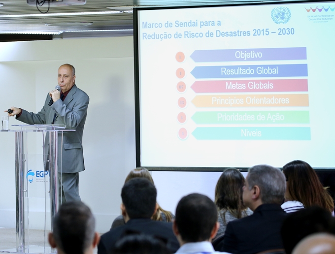Sidnei Furtado, promotor da campanha "Construindo Cidades Resilientes" da Organização das Nações Unidas (ONU) e coordenador da Defesa Civil de Campinas (SP), ministra palestra no Seminário sobre Cidades Inteligentes,  ministrado no TCE-PR. Foto: Wagner Araújo/Divulgação TCE-PR